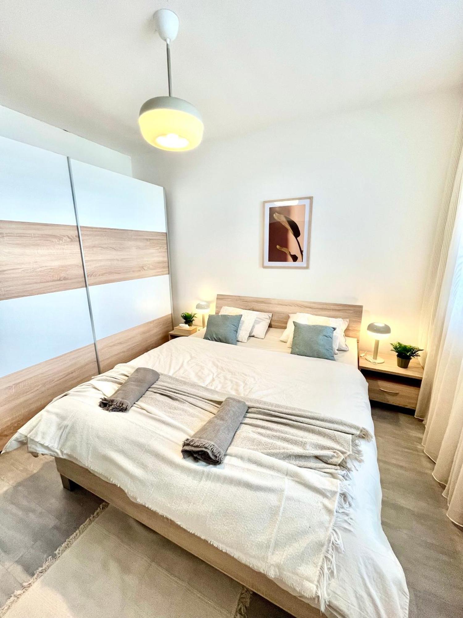 The Elite Suite Downtown 2- Bedroom Apt Ac & Garage Parking Pressburg Exterior foto