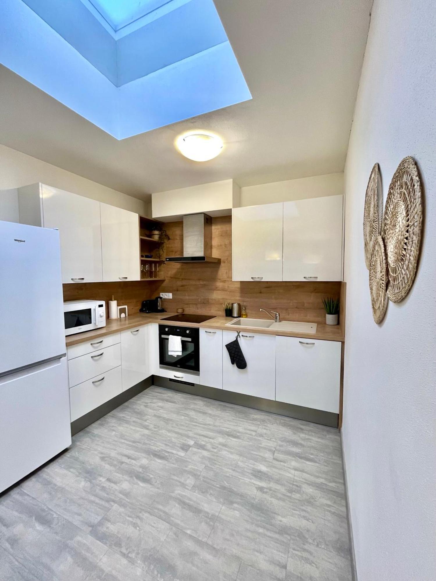 The Elite Suite Downtown 2- Bedroom Apt Ac & Garage Parking Pressburg Exterior foto
