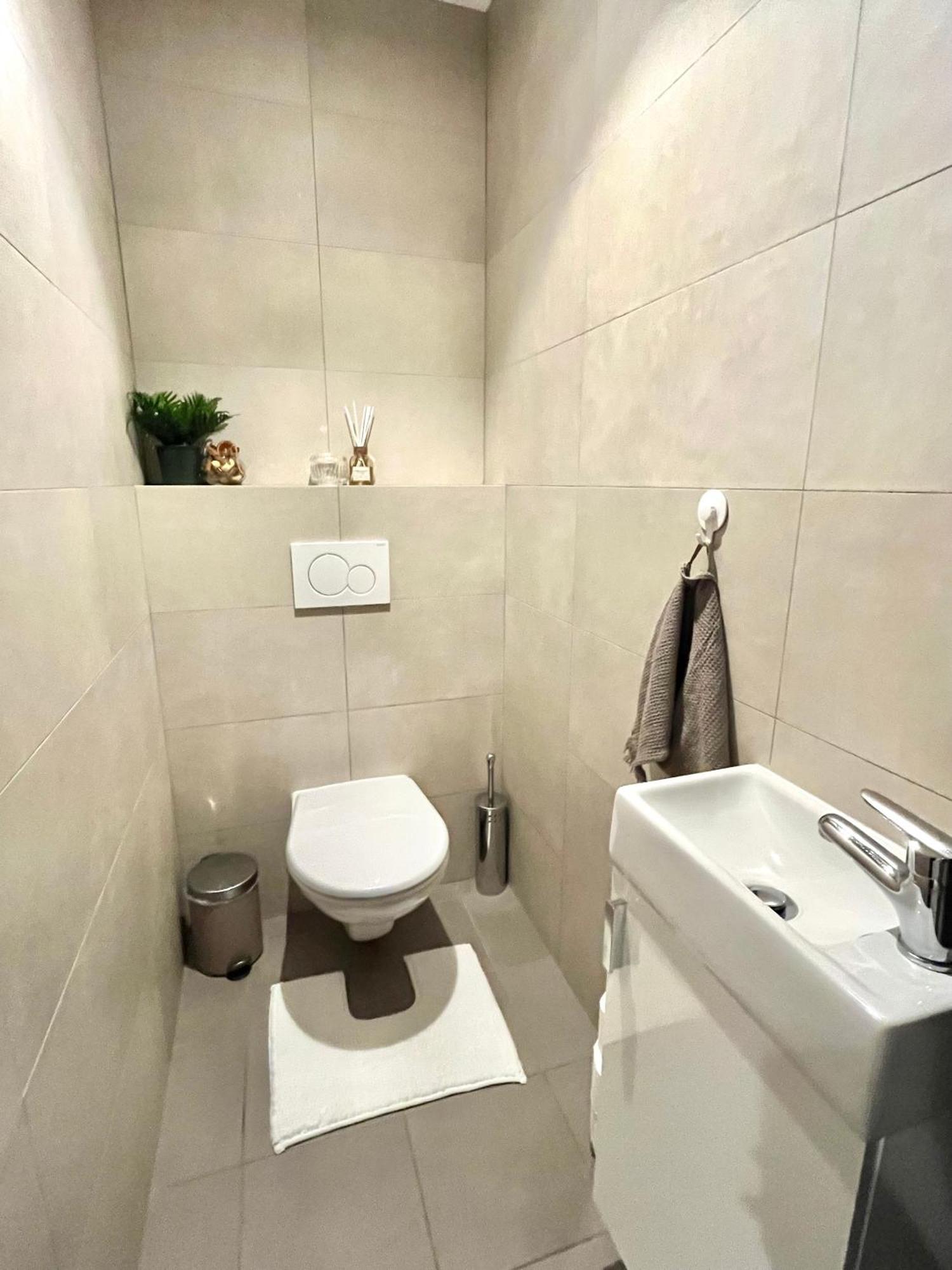 The Elite Suite Downtown 2- Bedroom Apt Ac & Garage Parking Pressburg Exterior foto