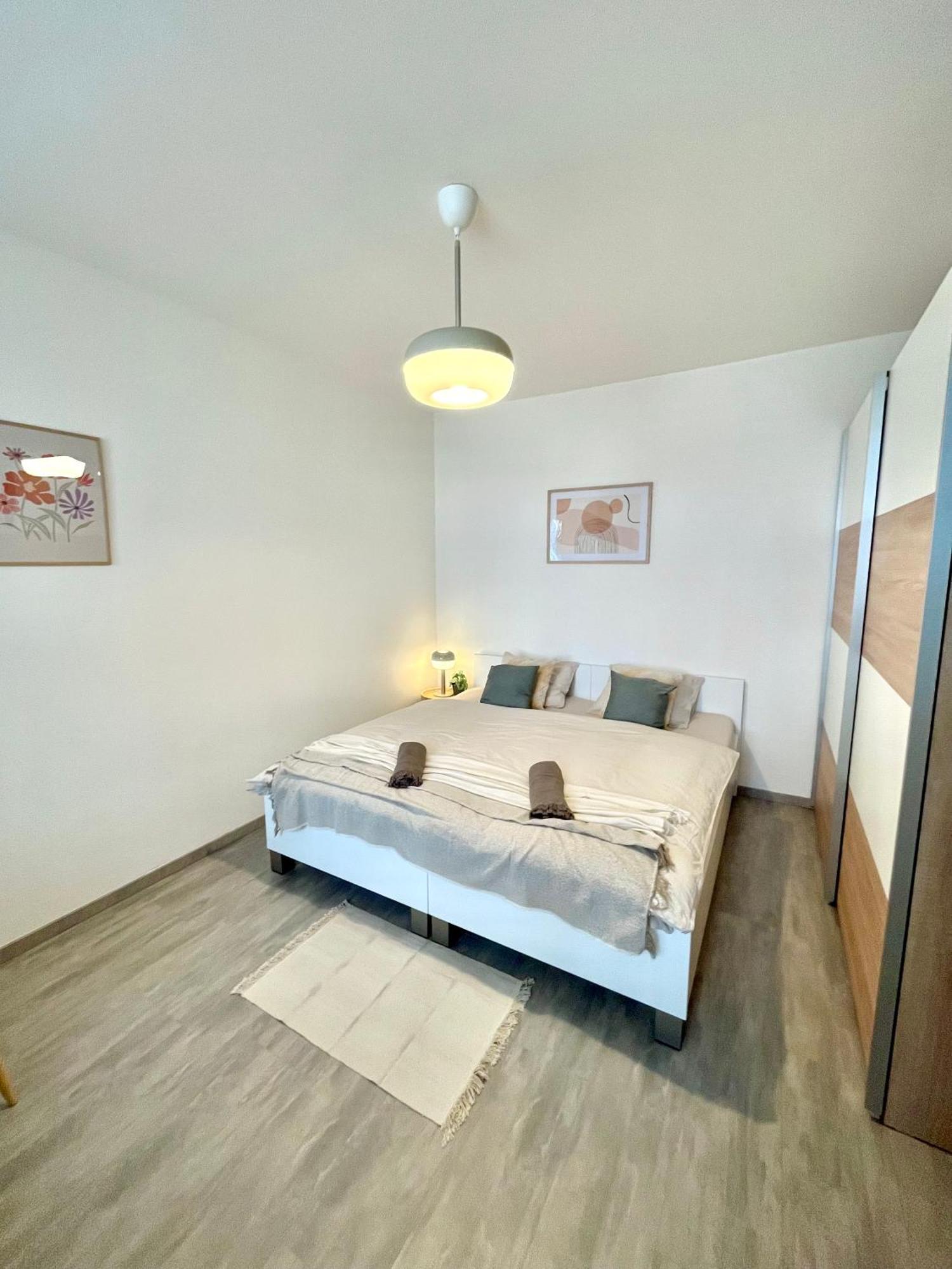 The Elite Suite Downtown 2- Bedroom Apt Ac & Garage Parking Pressburg Exterior foto