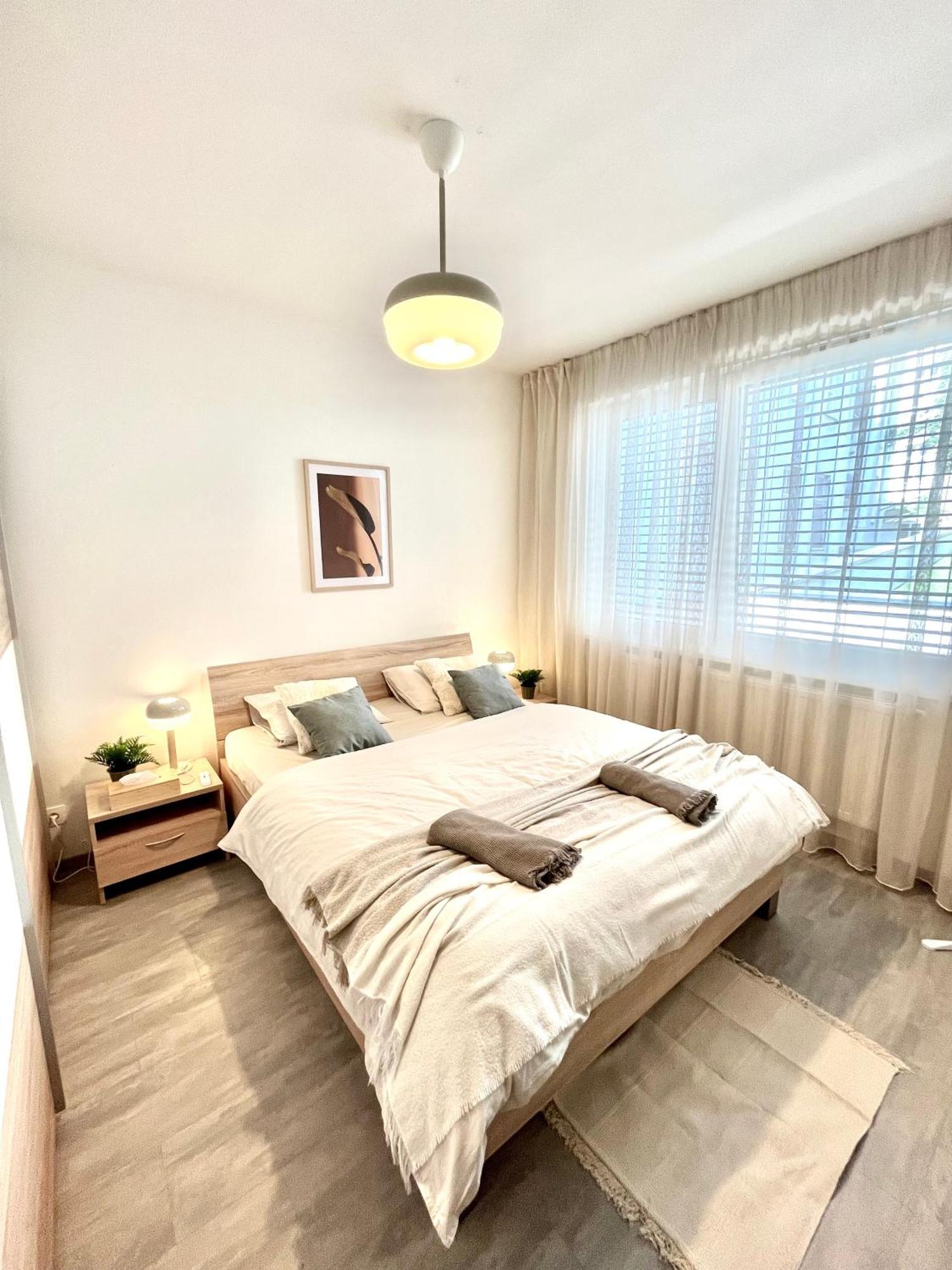 The Elite Suite Downtown 2- Bedroom Apt Ac & Garage Parking Pressburg Exterior foto